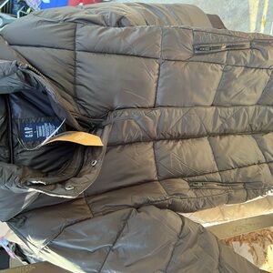 NWT Women’s Gap Black Lightweight Puffer Primaloft Removable Hood 
Size Large